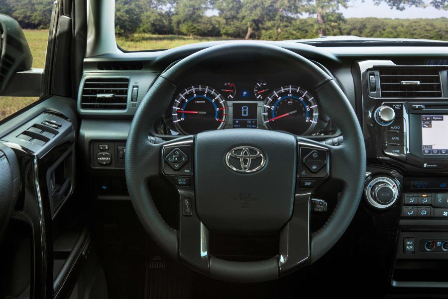 Панель приборов Toyota 4Runner Limited Nightshade 2018 года  (фото 3 из 9)